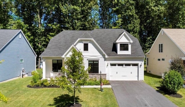 AVAILABLE CHOWDERFEST Modern 5BR Luxury Home with Lake & Indoor Pool Access