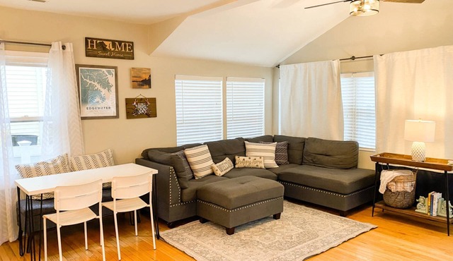 Available for CW 2025 Family and Pet-friendly Edgewater cottage with hot tub in waterfront community
