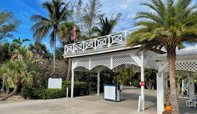 AVAILABLE FOR YOUR WINTER VACATION! Close to Pool and Gulf C2422B