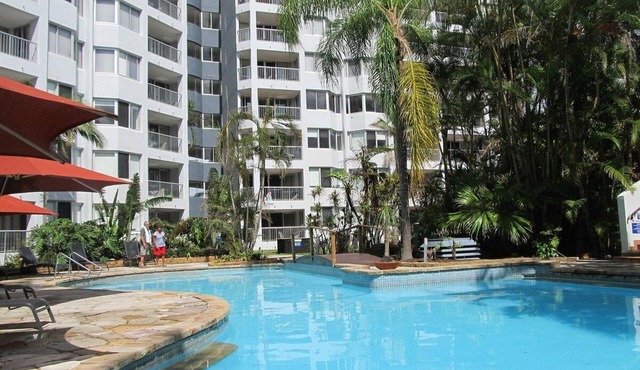 Available Fri December 12th to 19th 2025! Beach front 2 bed North Burleigh
