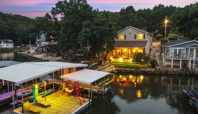 Available July 4th and Memorial Day! 6 Beds/Private Dock/Screened Porch/Kayaks