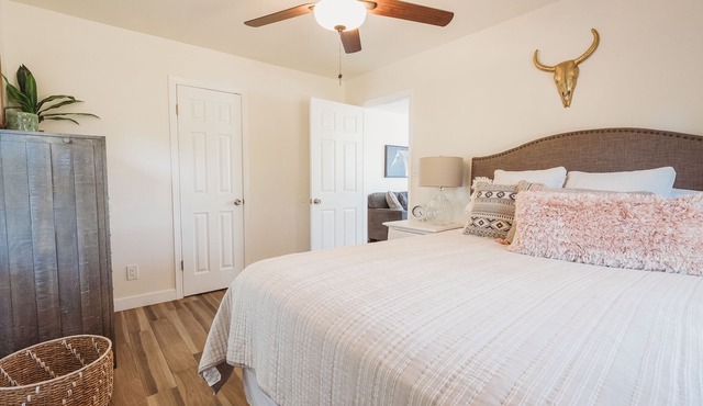 Available PIONEER DAYS - Open July 20-24th! Cabin with Hot Tub and Private Pond