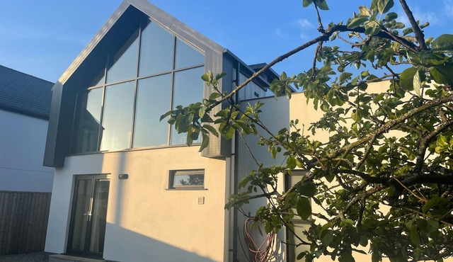 AVALENNEK, pet friendly, luxury holiday cottage in St Newlyn East