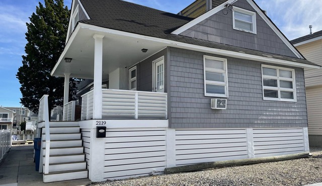 AVALON, 1st floor Beautiful view ON THE BAY over the 21 street bridge. Sleeps 8