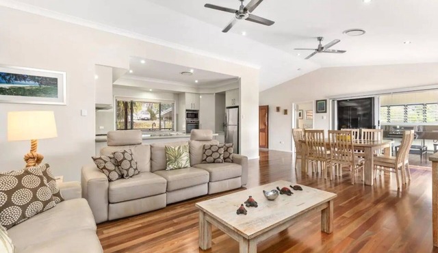 AVALON 4 BEDROOM HOMEnFraser Island Accommodation with DUCTED AIR