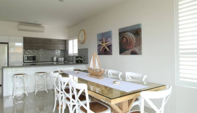 Avalon Apartment - Heart of Huskisson (Free WIFI, Linen, A/C, Netflix & Garage)