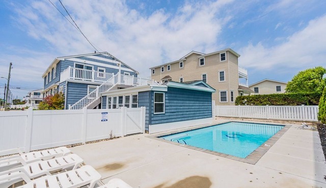 Avalon BEACH BLOCK 2 Bedroom Condo with POOL East Unit/Sleeps 4