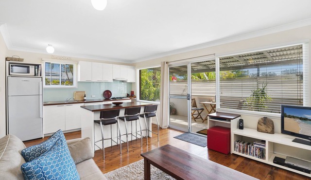 Avalon Beach Break is a Romantic airconditioned getaway100 meters to the beach!