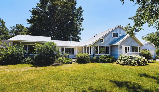Avalon Cottage ! Spacious family cottage in Lambton Shores!