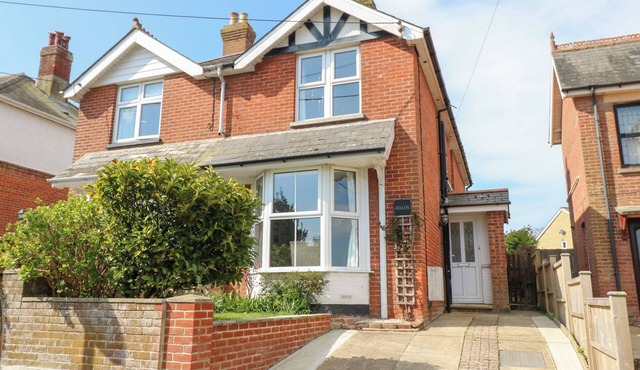 AVALON, family friendly, with a garden in Freshwater