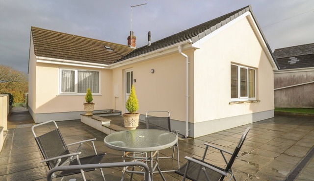 AVALON, family friendly, character holiday cottage in Cilgerran