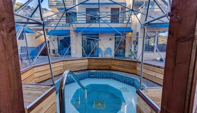 Avalon Getaway: Walk to Beach from Your Boutique Room