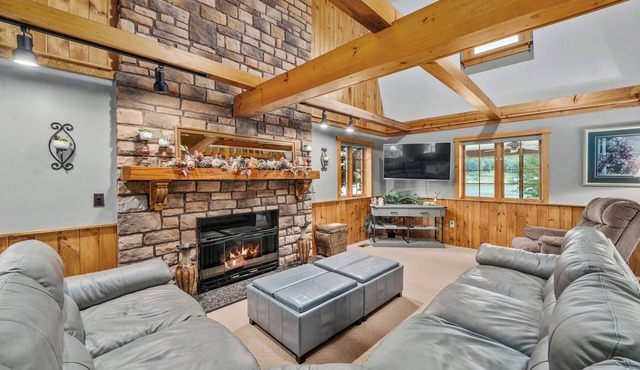 Avalon Villa-Panoramic Lake Views-Hot Tub-Game Room-Kayaks-Canoes-Bikes-Play Grd