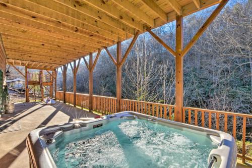 Avalon Woods Riverfront Retreat Walk to Waterfall