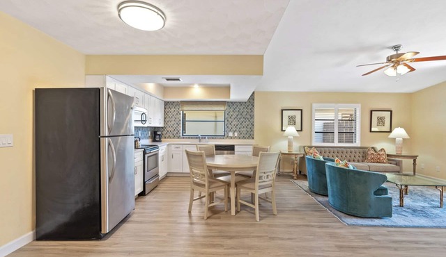 Avanti Vacation Rental, Relaxing 3-BR Retreat with Private Pool Minutes from Vanderbilt Beach and Delnor-Wiggins State Park. Enjoy Southern Exposure, BBQ Area, and Pet-Friendly Comfort