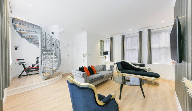 Avari - Stunning 3 Level Residence in Hatton Garden
