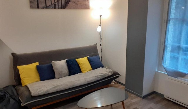 Avec JARDINET sans vis à vis Plein centre ville au RDC 350m de la plage