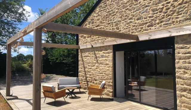 Aveleen house, between land and sea.