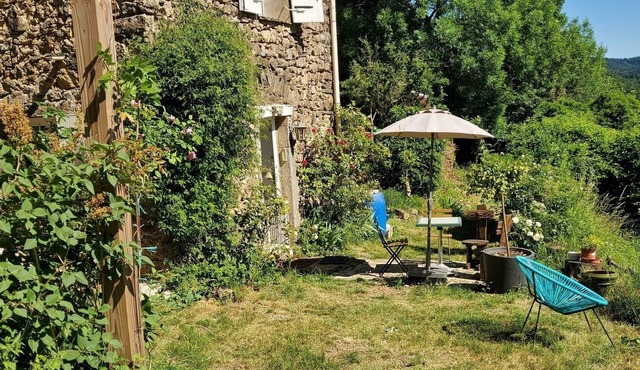 Avène, Charming house on a green hill and calm.