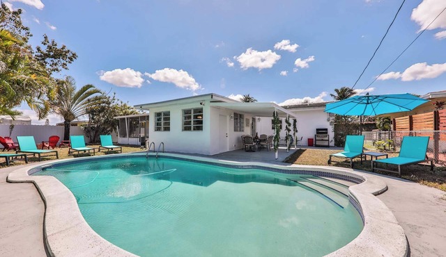 Aventura Ives , Villa with a pool