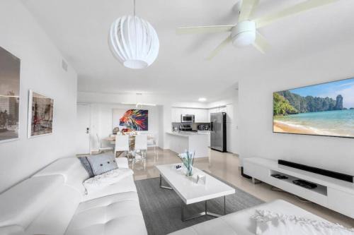 Aventura Mall Apt with Pool a Tennis Court and Free parking