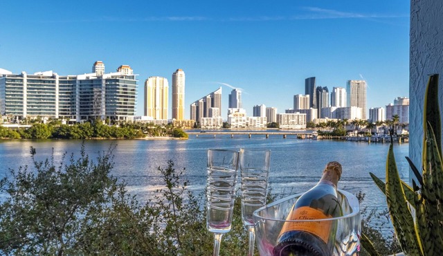 Aventura Mediterranean Sanctuary: Breathtaking Bay View, Top Amenities & Central