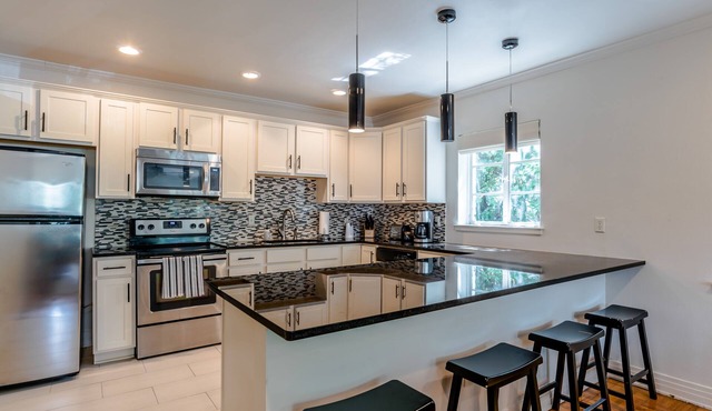 AVENUE GARDENS at 4132 Saint Charles "C2"