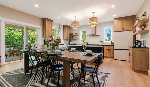 Avery House in Newberg: 6 bedrooms, forest views, sleeps 12, ideal for family getaways