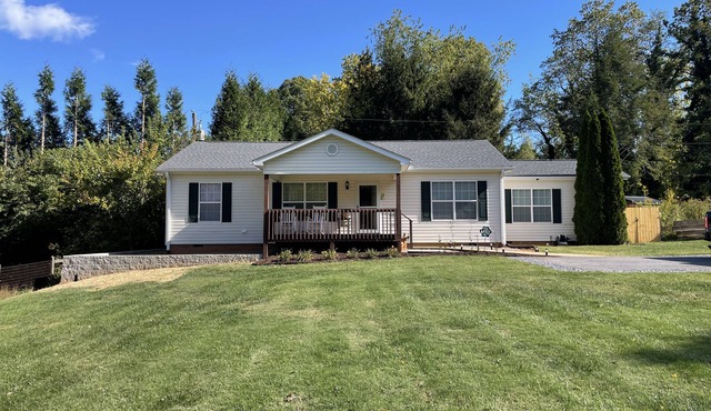 Avery's Creek - 4 Bedroom, 3 Bath Full House Rental with Deck & Hot Tub