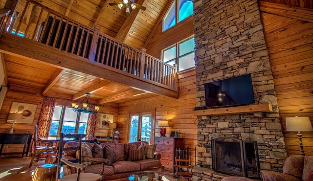 Avery's Creek: Private swimming pool! Close to Asheville & Biltmore Park. Family & group FUN!