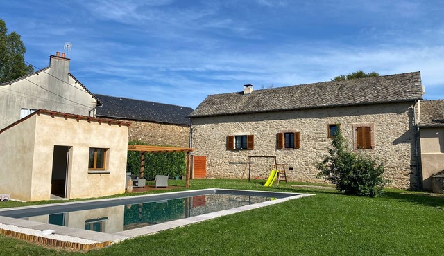 Aveyron country house with swimming pool