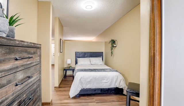 Aviator's Lounge 1BR 1 BTH Free Parking WiFi - Easy Access Quite and Comfortable