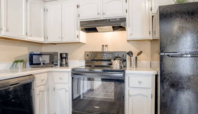 Aviator's Lounge 2BR 1Bath WiFi Close to Airport 2