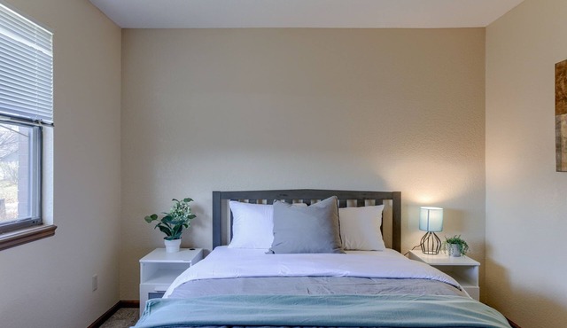 Aviator's Lounge 2BR 1Bath WiFi Close to Airport Very Convenient Book your stay1