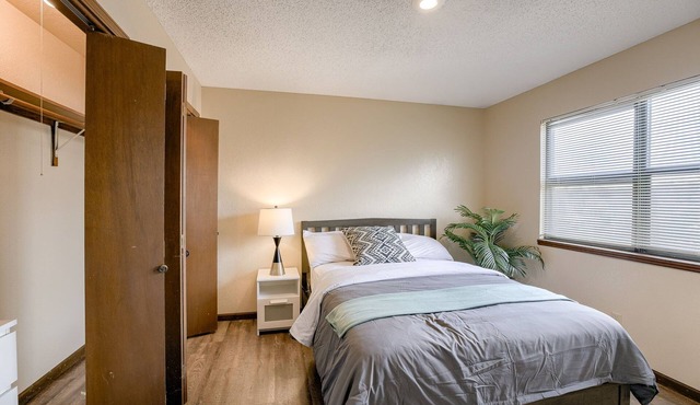 Aviator's Lounge 2BR 1Bath WiFi Close to Airport Very Convenient Book your stay2