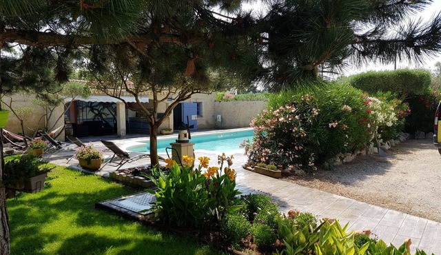 AVIGNON, detached villa of 110m2 with private pool, golf course .