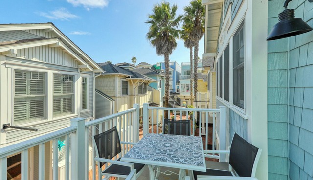 Avila Good Life - A luxury 2 Bdrm condo 3 houses from beach with ocean views