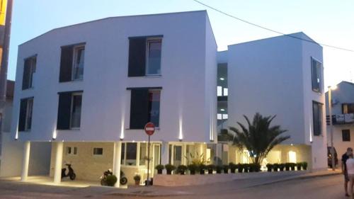 Avis Hotel