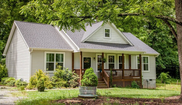 AVL Home Convenient to Mtns & City Family Friendly with Hot Tub