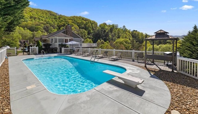 AVL Mtn views, Pool, Hot Tub, Game & Movie Room!