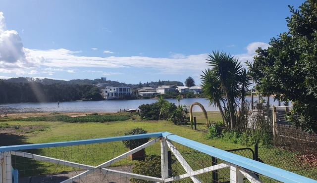 Avoca Beach House - Best location beach and shops a flat easy 50 meters away.