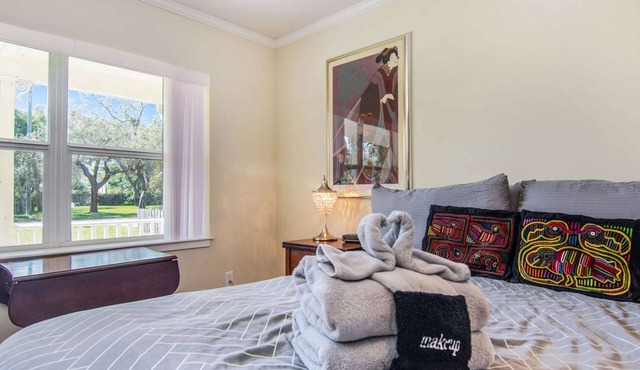 Avocado · Elegant Retreat Close to Beach & Arts District