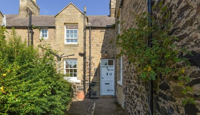 AVOCET COTTAGE, pet friendly, country holiday cottage in Bamburgh