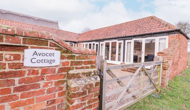 AVOCET COTTAGE, pet friendly, character holiday cottage in Westleton