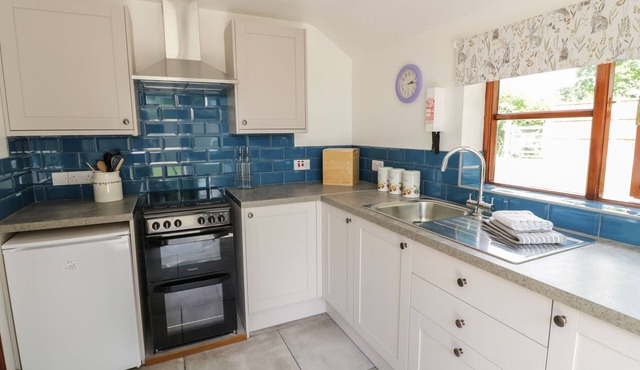 AVOINE COTTAGE, pet friendly, character holiday cottage in Hartpury