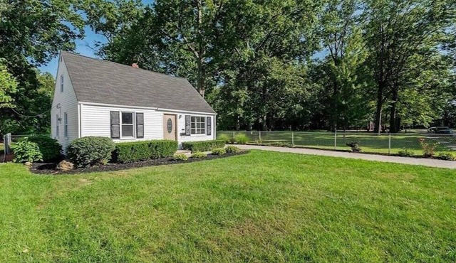 Avon Lake 3-bedroom house next to Inwood Park for relaxing stays