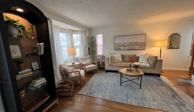Avon Lake - Recent Remodeled & Spacious Charming 2BR Beach Home