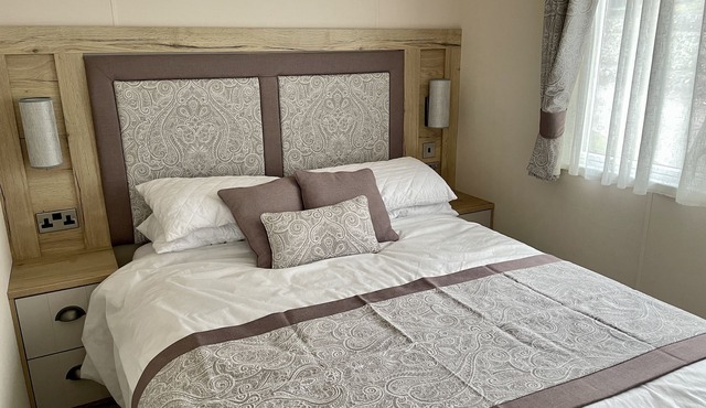 Avon Rose Stunning Dog-Friendly Caravan on Rockley Park, Poole Harbour, Dorset