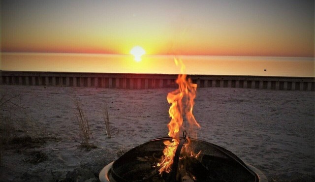 Avon Village~Waterfront~Quiet Private~2King suites~Dogs~ Few May dates open.