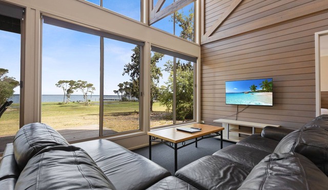 Avon - Waterfront Retreat: Secluded lodges perfect for nature lovers